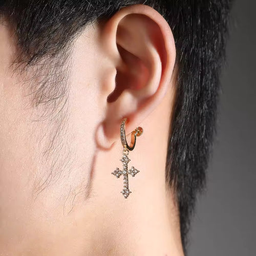 Boucle d`oreilles à clip avec pendentif croix